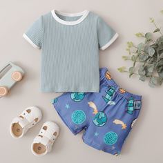 Шорты и трикотажная футболка с контрастной отделкой для мальчиков Shein