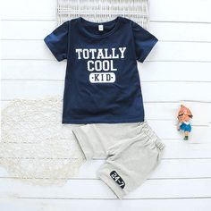 Шорты и футболка с текстовым принтом для мальчиков Shein