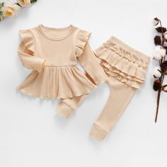 Футболка и брюки в рубчик с оборкой для девочек Shein
