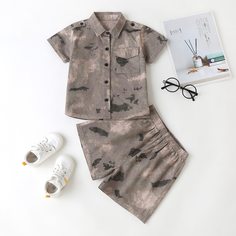 Контрастная рубашка с карманом и шорты для мальчиков Shein