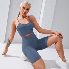 Спортивный бюстгальтер и байкерские шорты Shein