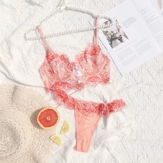 Комплект кружевного нижнего белья на косточках Shein