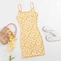 Облегающее платье с цветочным принтом и волнистым краем Shein