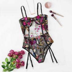 Сетчатое боди на косточках с цветочной вышивкой и подвязками Shein