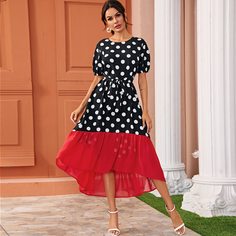Асимметричное платье с поясом в горошек Shein
