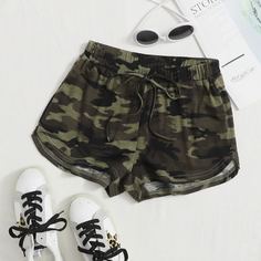 Шорты с камуфляжным принтом и узлом Shein