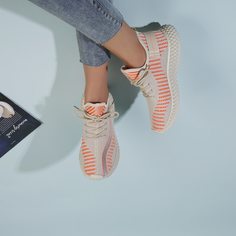 на шнурках Контрастный цвет Спортивный Кроссовки Shein