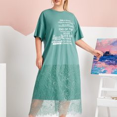 Платье размера плюс с текстовым принтом и кружевной отделкой Shein