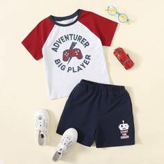 Контрастная футболка с текстовым принтом и шорты для мальчиков Shein