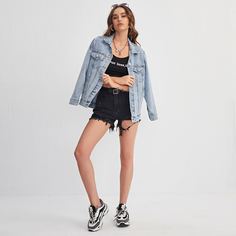 Джинсовая однотонная куртка с клапанами на карманах Shein