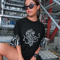 Футболка с заниженным плечом и оригинальным принтом Shein