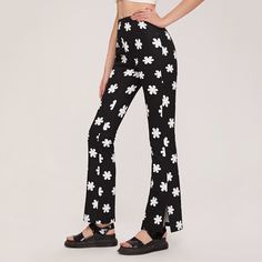 Расклешенные брюки с цветочным принтом и разрезом Shein