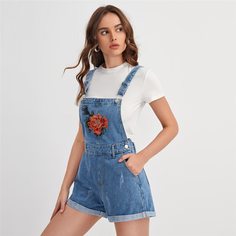 Джинсовый комбинезон на подтяжках с цветочной заплатой Shein