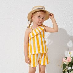 Топ с асимметричным воротником и шорты в полоску для девочек Shein