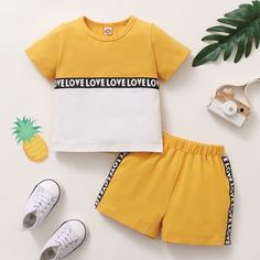 Контрастная футболка и шорты с текстовой лентой для мальчиков Shein