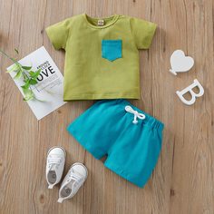 Контрастная футболка и шорты для мальчиков Shein