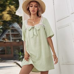 Платье с кружевной отделкой Shein