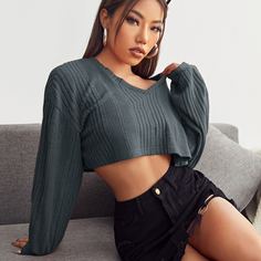 Трикотажная короткая футболка с v-образным воротником Shein