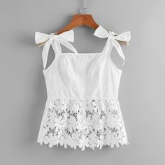 Топ с кружевом и узлом на плечах Shein