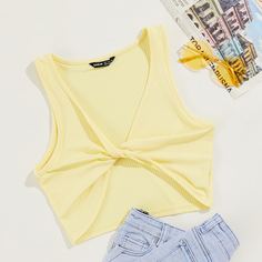Укороченный трикотажный топ без рукавов Twist Front Shein