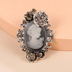 Брошь в графической форме Shein