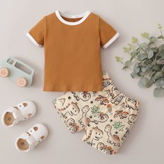 Трикотажная футболка с контрастной отделкой и шорты с мультипликационным принтом для мальчиков Shein