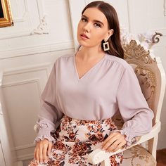 Однотонный топ размера плюс с v-образным воротником Shein