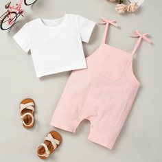 Однотонная футболка и комбинезон на бретелях для девочек Shein