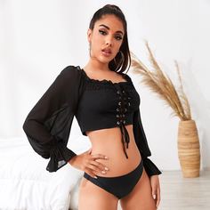 Короткая блуза с вырезом-бантом на шнуровке Shein