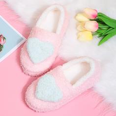 Плюшевые шлепанцы с декором сердечка Shein