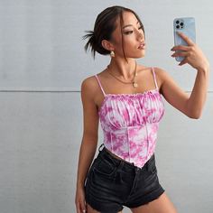 Топ со сборками и принтом тай дай Shein