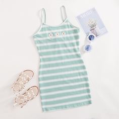 Платье в полоску с цветочной вышивкой для девочек Shein