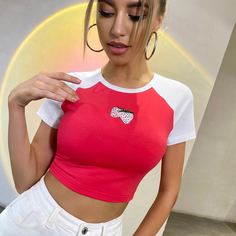 Контрастная короткая футболка с вышивкой клубники Shein