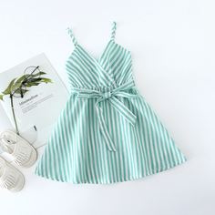 Платье на бретельках в полоску с поясом для девочек Shein