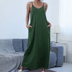 Однотонное платье на бретельках с карманом Shein