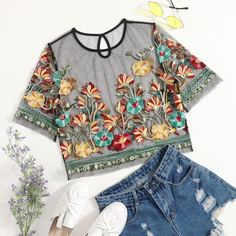 Сетчатый топ с цветочной вышивкой Shein
