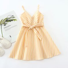 Платье на бретельках в полоску с поясом для девочек Shein