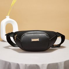 Поясная сумка с металлическим декором Shein