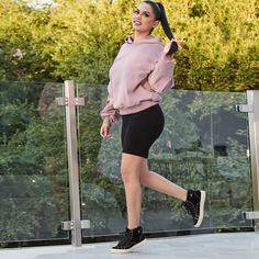 Однотонные байкерские шорты Shein