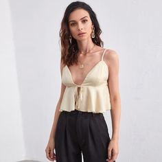 Топ с узлом и оборками Shein