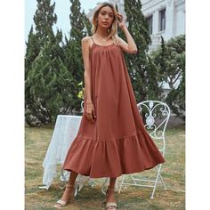 Однотонное платье на бретелях с оборкой Shein
