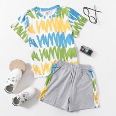 Шорты и футболка с графическим принтом для мальчиков Shein