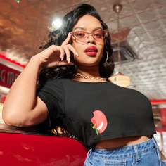 Топ размера плюс с открытыми плечами и яблочным принтом Shein