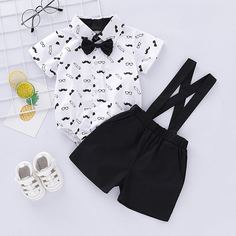 Комбинезон с завязкой, графическим принтом и шорты с ремешком для мальчиков Shein