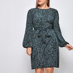 Платье размера плюс с поясом и принтом Shein