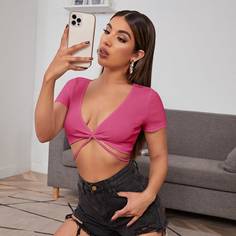 Короткая футболка с узлом сзади Shein