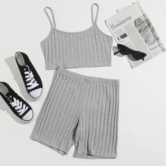 Однотонная короткая майка и байкерские шорты Shein