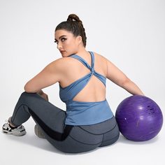 Однотонный спортивный топ размера плюс с разрезом сзади Shein