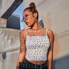 Укороченный топ на подтяжках с оборками и цветочным принтом Shein