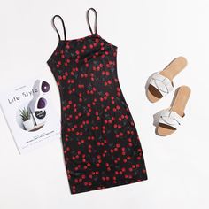 Платье с вишневым принтом Shein